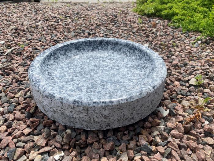 Køb Gråsort granit fuglebad Laura ca. 28 cm - Flere forskellige granitfuglebade og fuglefoderhuse i granit