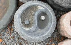 yin yang fuglebad gråsort granit