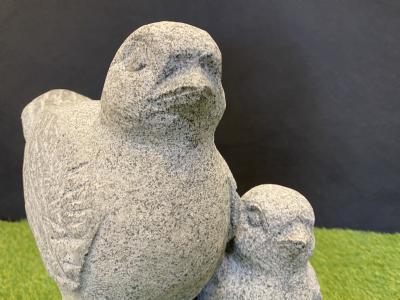 salg af Granitfuglepar på sokkel