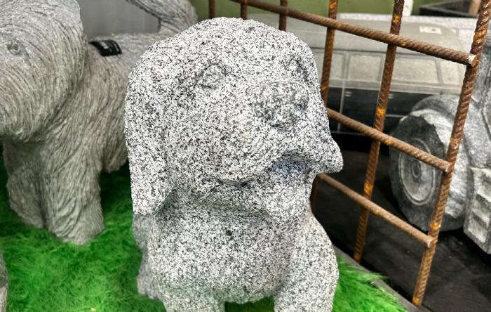 salg af Granit hund gråsort med løftet pote