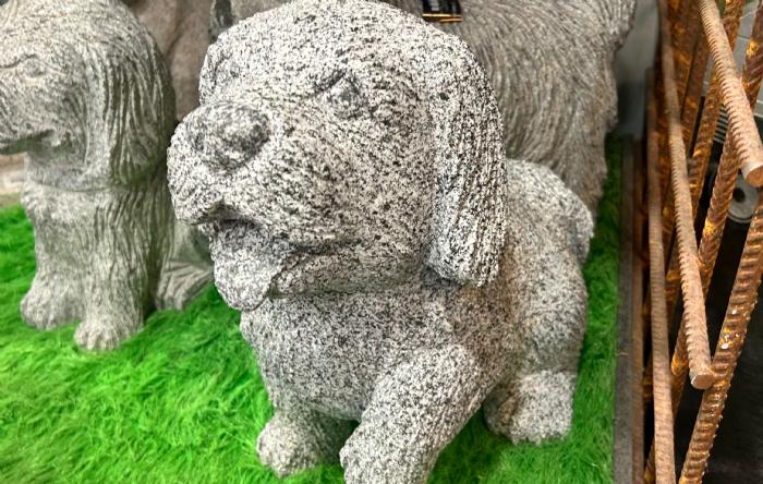 salg af Granit hund gråsort med løftet pote