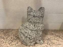 kat i granit med striber