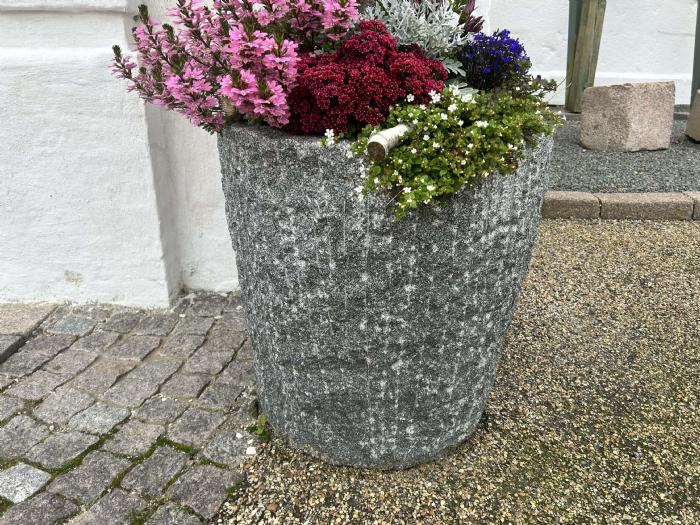 salg af Plantetrug i gråsort råkløvet granit, konisk facon