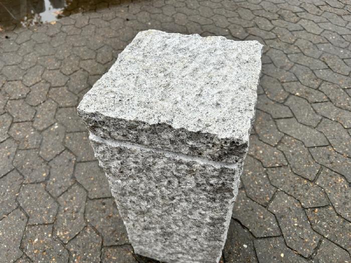 salg af Granitsokkel i kløvet grå granit m/fals