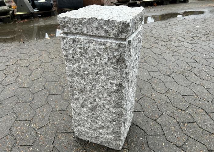 salg af Granitsokkel i kløvet grå granit m/fals
