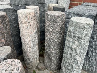 salg af Rund, kløvet granitsokkel