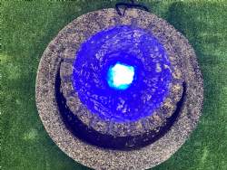 cascade med blå LED lys