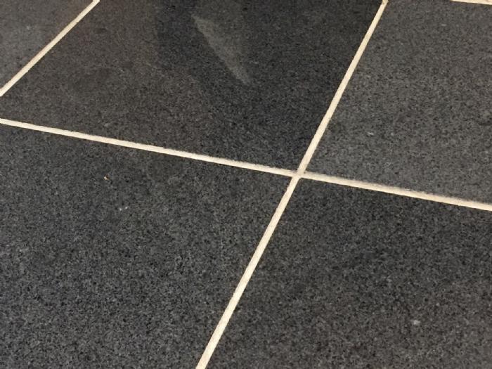 salg af Granitflise gråsort poleret granit