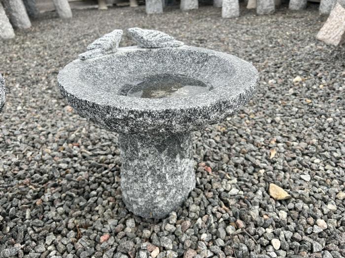 salg af Granitfuglebad på sokkel m/ fugle
