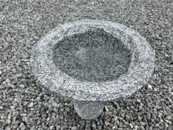 fuglebad på sokkel i grå granit