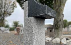 Granitlampe formet som 1 tal i gråsort granit