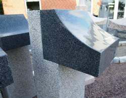 Granitlampe formet som 1 tal i gråsort granit