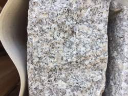 Granitkantsten grå kløvet granit
