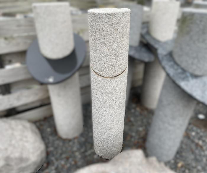 salg af Granitsøjle todelt