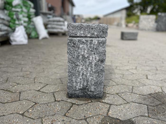 salg af Granitsokkel m/kant grå sort granit