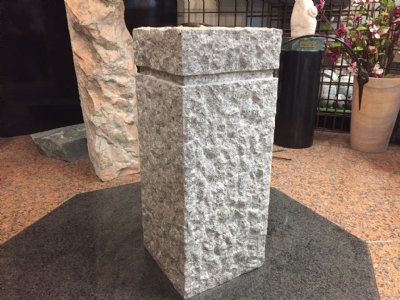 Lysgrå granit sokkel m/fals