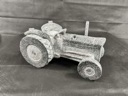 Skulptur Fordson Dexta granittraktor