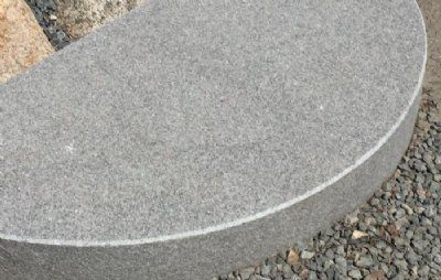 Trappetrin radius rødlig granit