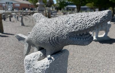 salg af Hajskulptur på sokkel