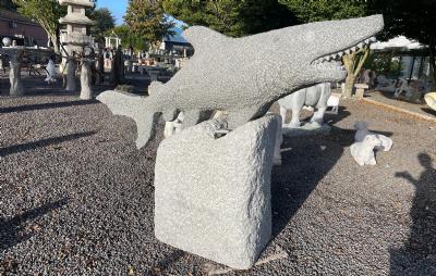salg af Hajskulptur på sokkel
