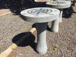 Cafebord i sort granit med kompasmotiv