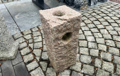 Hegnstolpe firkantet rosa granit