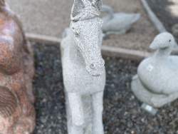 lysegrå hest på sokkel