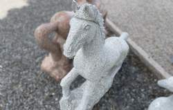hest på sokkel lysegrå