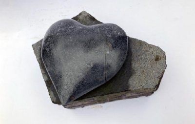Hjerte på rå basalt blok
