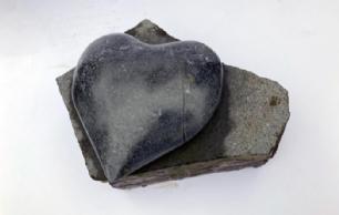 Hjerte på rå basalt blok