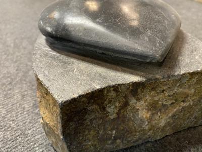 salg af Hjerte på rå basalt blok