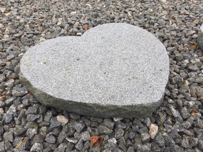 salg af Hjerte trædesten mørkegrå granit