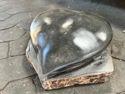 salg af Hjerte på rå basalt blok
