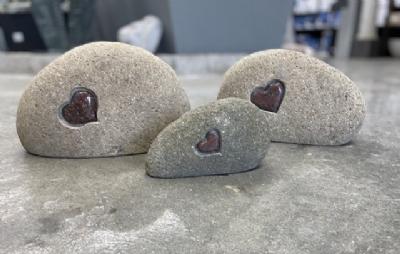 salg af Hjertesten natur med rødt hjerte