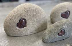 Natursten med rødt hjerte