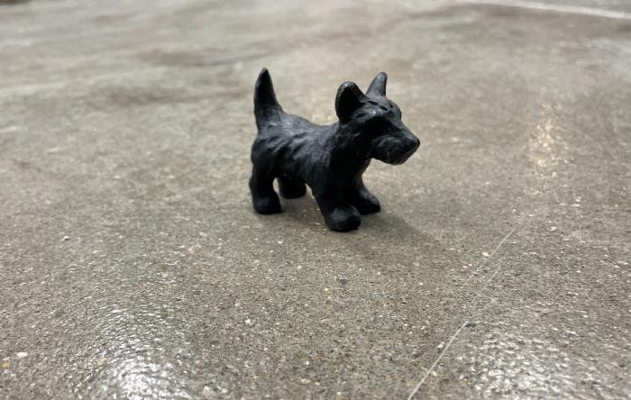 salg af Hund lille sort metal