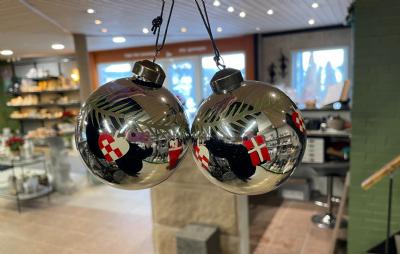 salg af Julekugler m. Dannebrog
