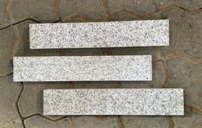 Kantliste lysgrå granit børstet overflade