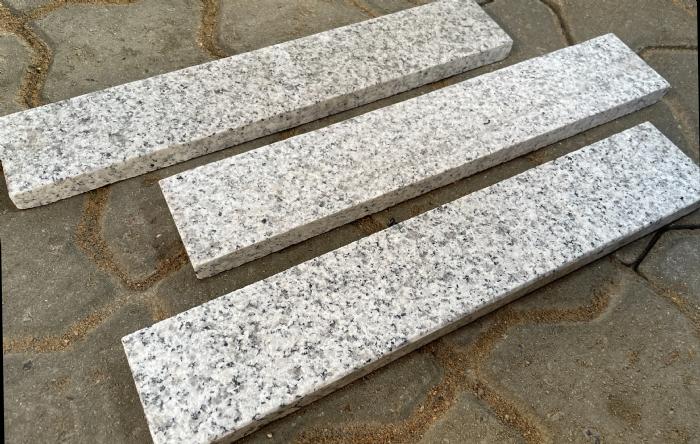 salg af Kantliste lysgrå granit børstet overflade