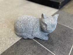 Liggende kat grå granit