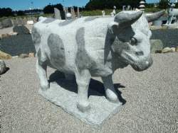Kæmpe ko skulptur i granit