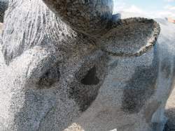Kæmpe ko skulptur i granit
