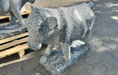 salg af Ko stående gråsort granit