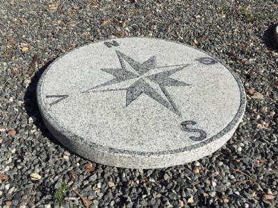 salg af Kompassten i gråsort granit