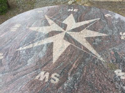 salg af Kompasbord med taburetter