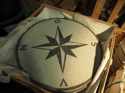 salg af Kompassten gråsort granit