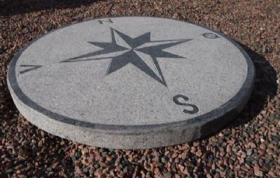 salg af Kompassten gråsort granit