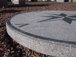 kompassten i gråsort granit