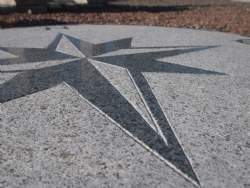 Kompasrose i gråsort granit