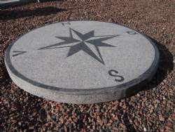 Kompassten i granit gråsort